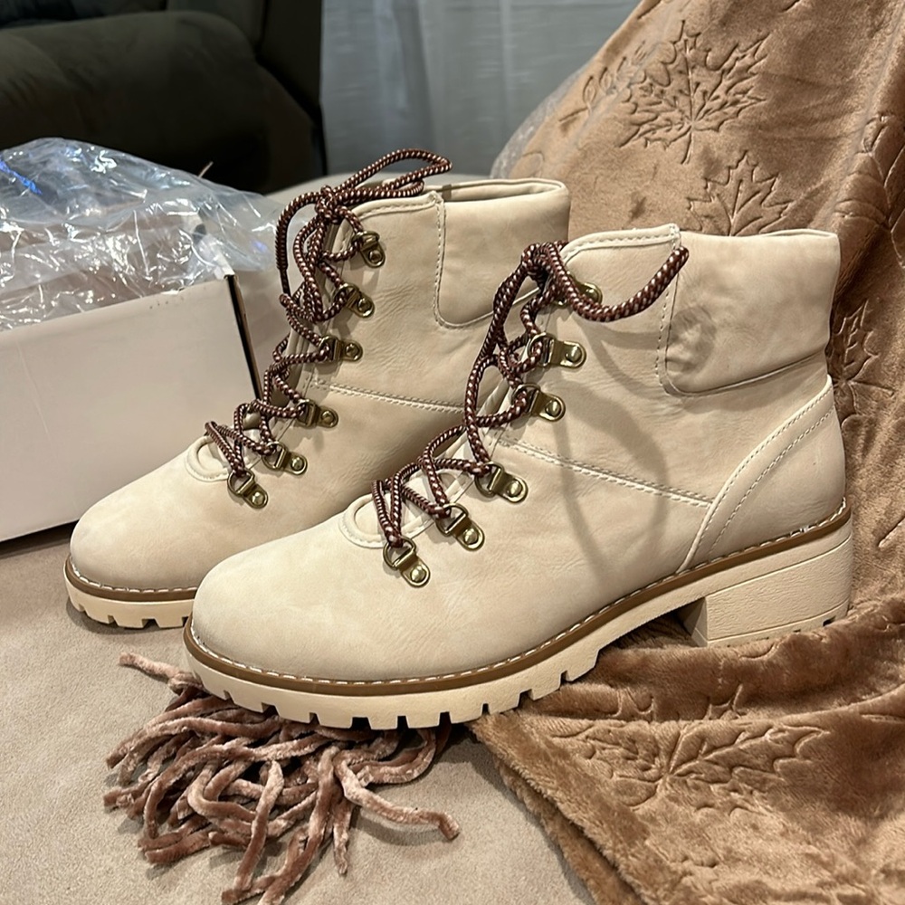 SJB Lakeline Cream ankle boot lug sole nwt 9.5 med